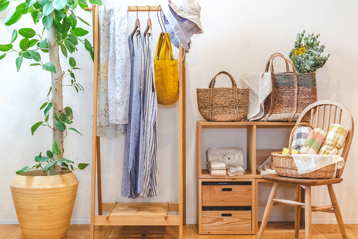 さらりと着られるリネンやコットンのファブリック